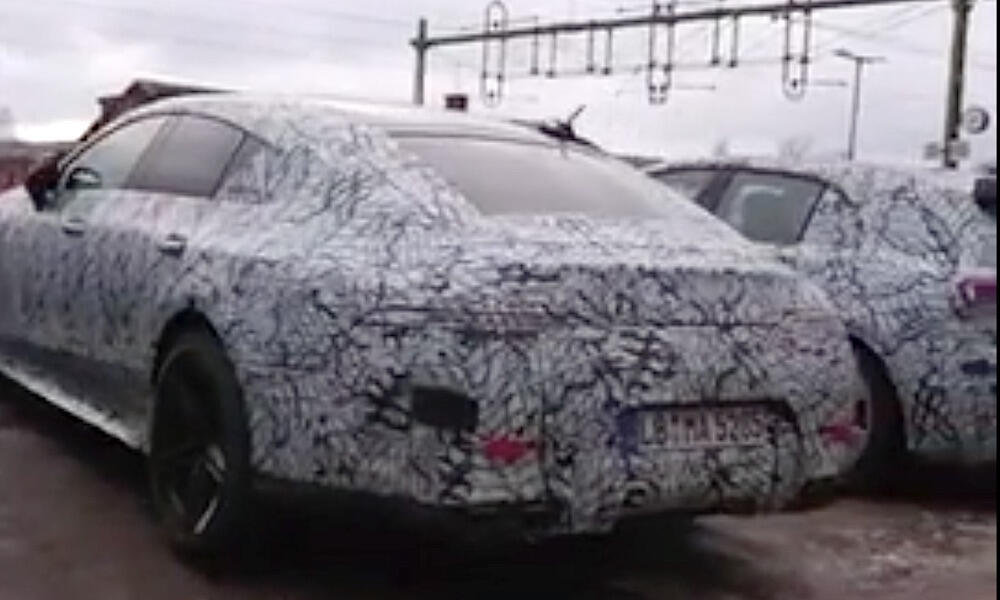 En Mercedes-Benz S-class upptäcktes spårlöst i en parkeringsplats. (AI text)