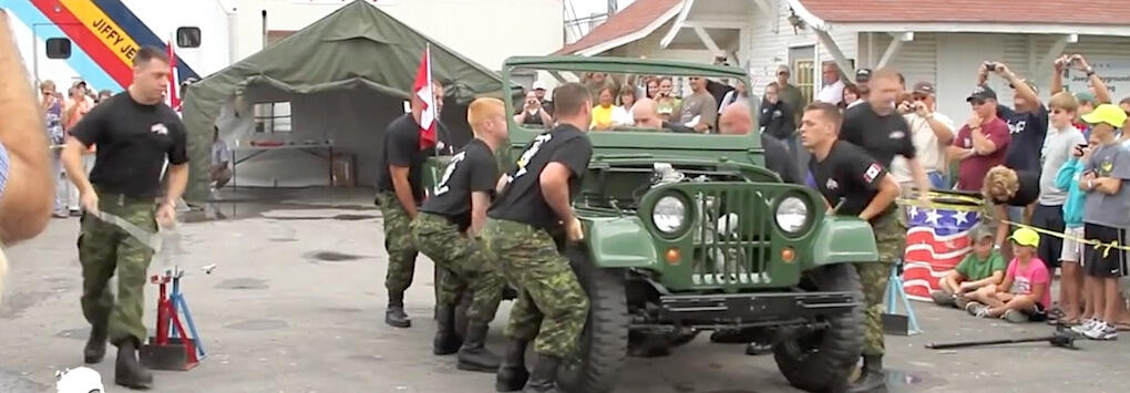 Jeepen har fått vissa förberedande justeringar men demonteringen går ändå mycket snabbt.