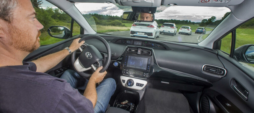 När vi testar räckvidden i laddhybrider används en särskild teststräcka där vi loggar varje kilometer och dubbelkollar färddatorsiffrorna mot verkligheten. Resultatet är en räckviddssiffra för hur långt bilen kommer i verkligheten – inte bara i testlabbet.