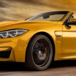 BMW M4 Cabriolet kör på racerbana (AI text)
