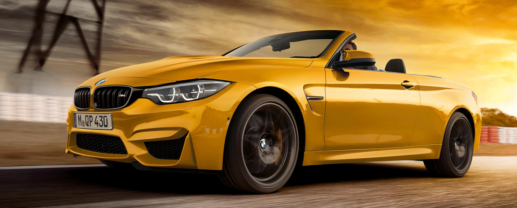 BMW M4 Cabriolet kör på racerbana (AI text)