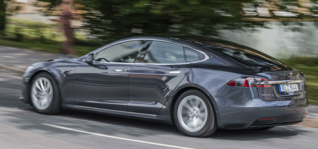 Tesla Model S kör ner en gata (AI text)