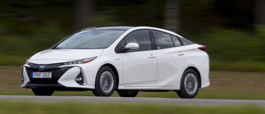 Toyota Prius kör nedför en landsväg (AI text)