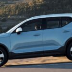 En Volvo XC90 SUV kör nerför en bergsväg. (AI text)