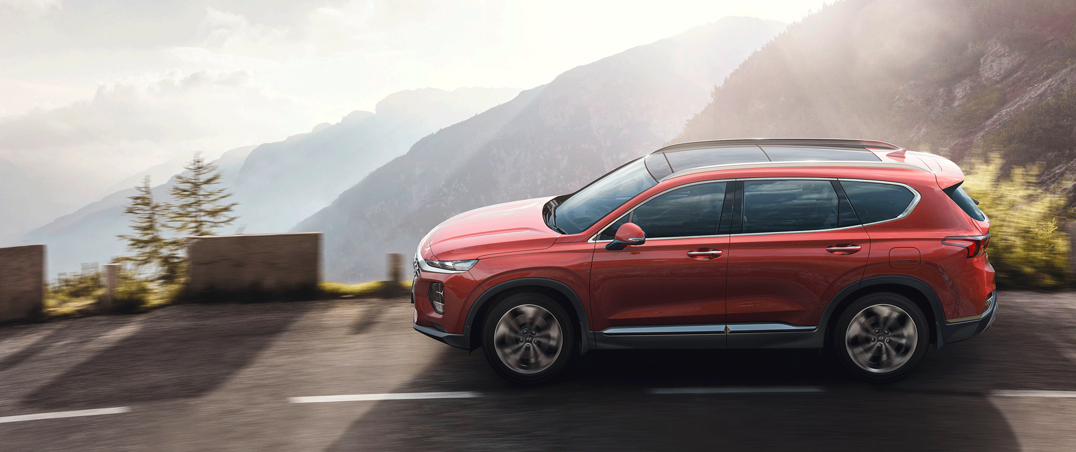 En röd Hyundai Santa Fe 2020 års modell kör nedför en bergsväg. (AI text)