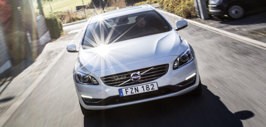 Volvo V60 Xdrive är en kompakthybridbil. (AI text)