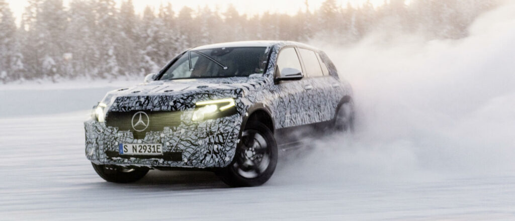 Mercedes-Benz GLS SUV kör i snö. (AI text)
