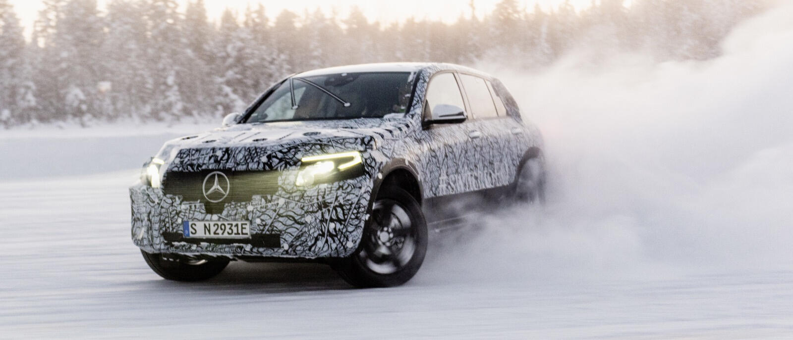 Mercedes-Benz GLS SUV kör i snö. (AI text)