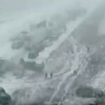 Här ser man hur flera personer springande flyr från sina krockade bilar och sätter sig i säkerhet.