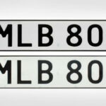 Bilregisteringsnummer med numret MLB 800A. (AI text)
