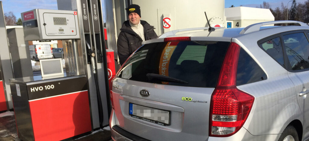 En man tankar sin bil vid en bensinstation. (AI text)