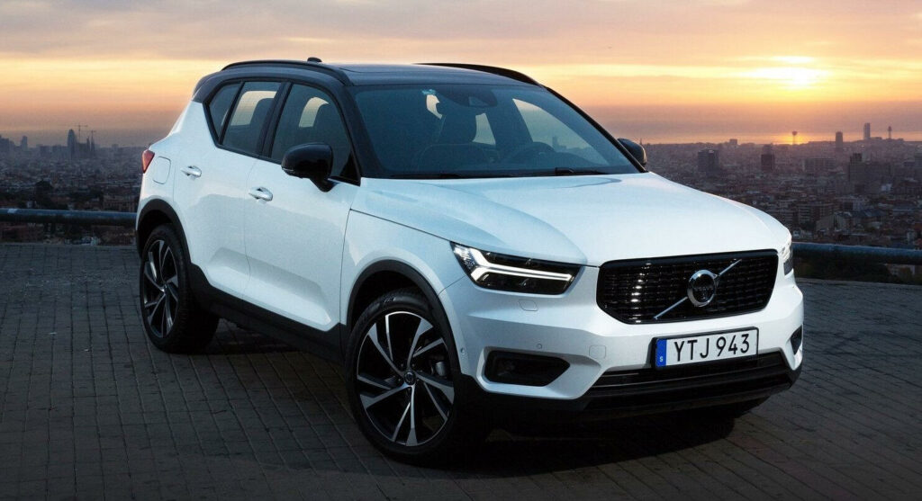Volvo XC90-jeep står parkerad på en gata i staden. (AI text)