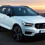 Volvo XC90-jeep står parkerad på en gata i staden. (AI text)