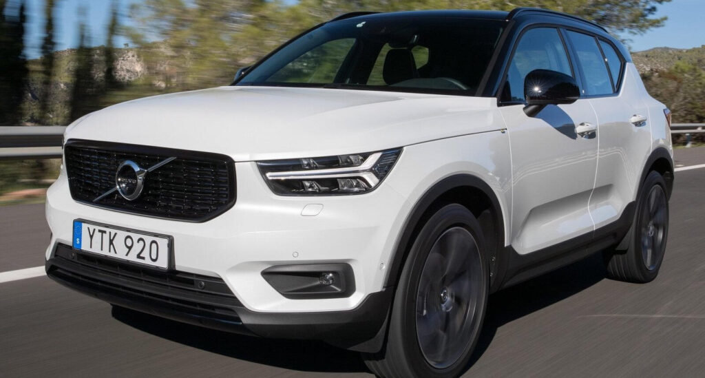 Volvo XC90-jeep kör nedför en landsväg. (AI text)