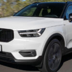 Volvo XC90-jeep kör nedför en landsväg. (AI text)