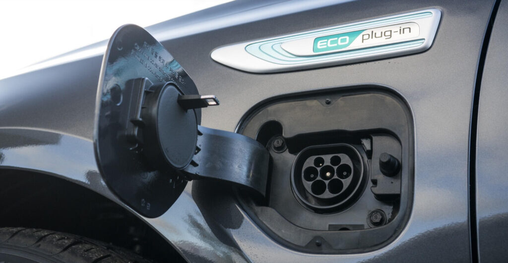 En bil är parkerad vid en elbilsladdstation. (AI text)