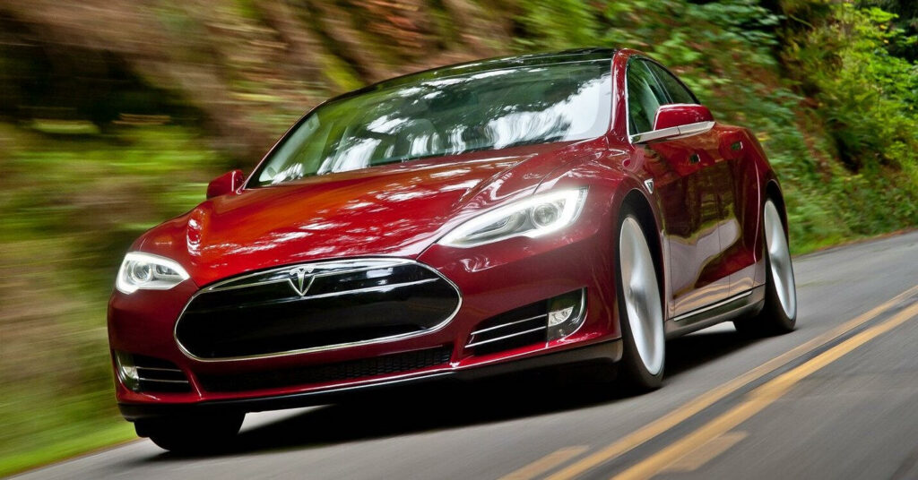 En Tesla Model S kör nedför en landsväg. (AI text)