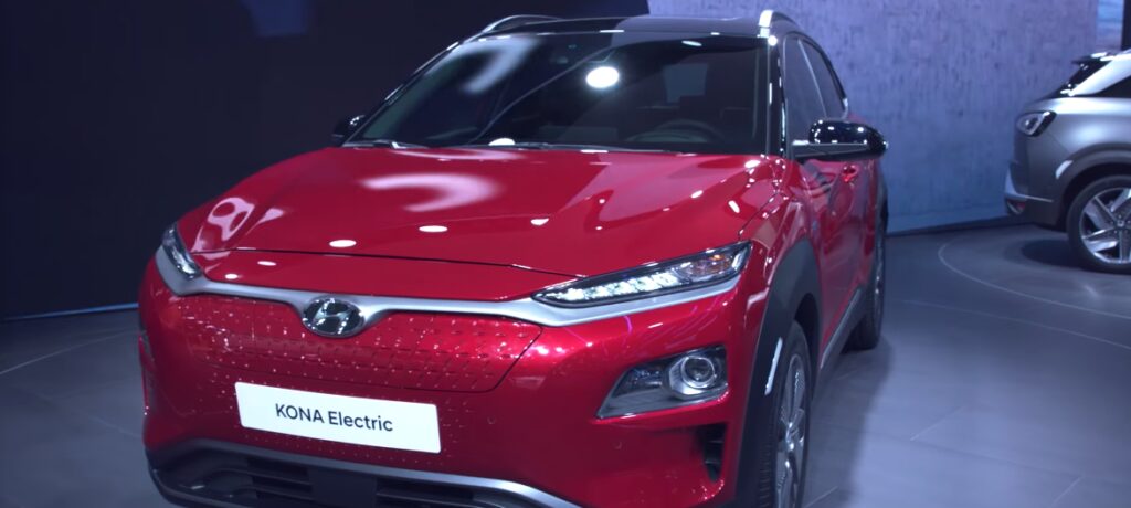 En röd SUV visas upp på Hongkong-autoshow. (AI text)