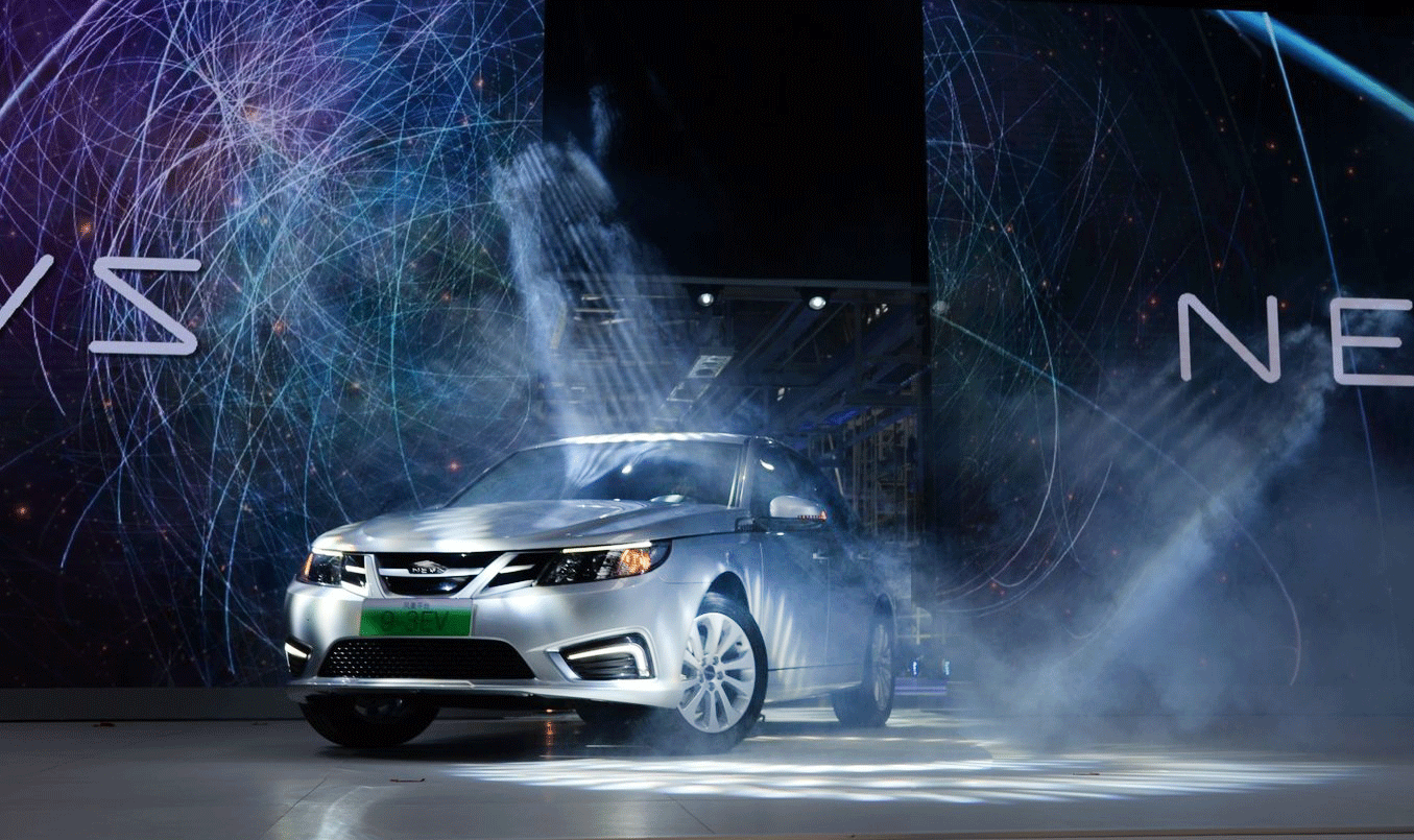 En bil visas upp på bilsalongen. (AI text)