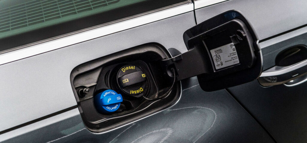 En bil med en blå knapp på instrumentbrädet. (AI text)