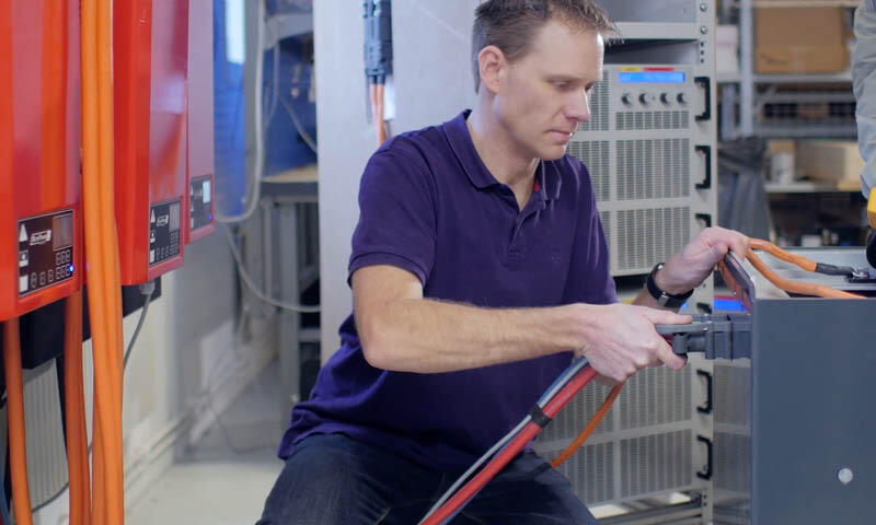 En man arbetar på en bil i en garage. (AI text)