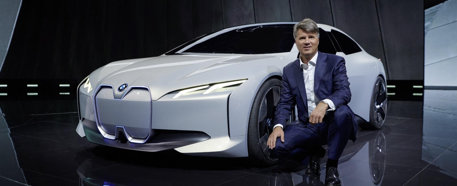 BMW-chefen Harald Krüger gör klart att det storsatsas på elbilar. Men både Jaguar och Audi hinner före med eldrivna suvar.