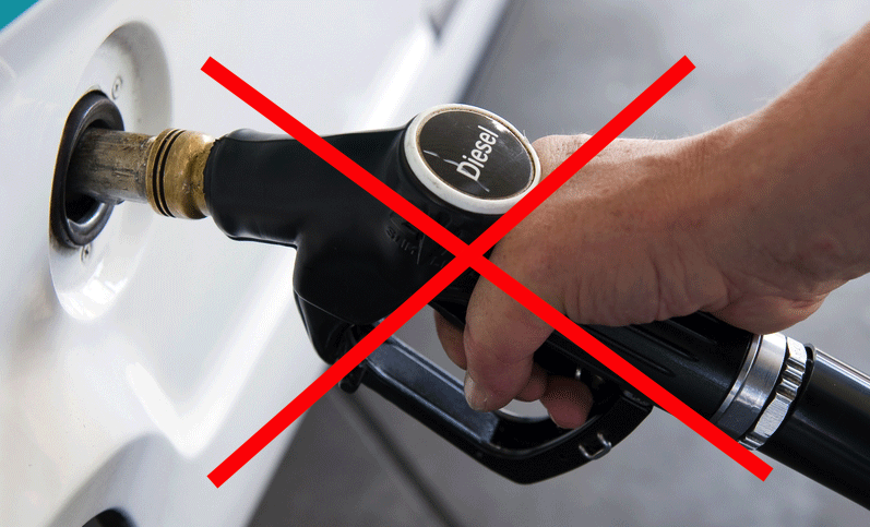 en person tankar bilen med bränsle (AI text)