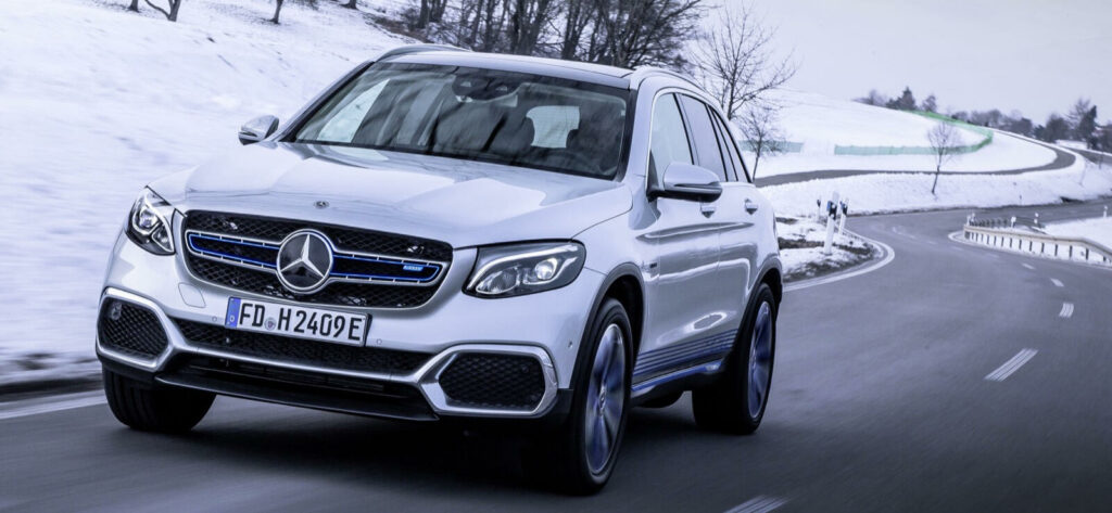 Mercedes-Benz GLS SUV körande på en snöig väg. (AI text)