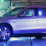 Mercedes-Benz GLC står parkerad i garaget. (AI text)