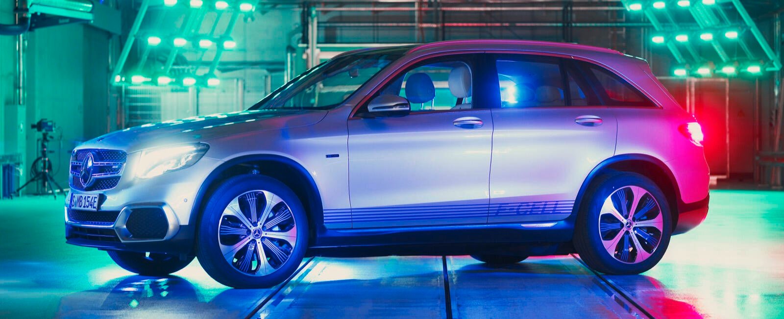 Mercedes-Benz GLC står parkerad i garaget. (AI text)