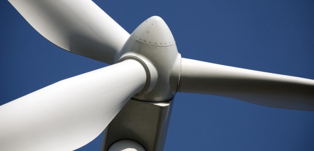 ett vindkraftverk i vindkraftparken (AI text)