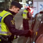 En polis placerar sina bilnycklar i en bil. (AI text)