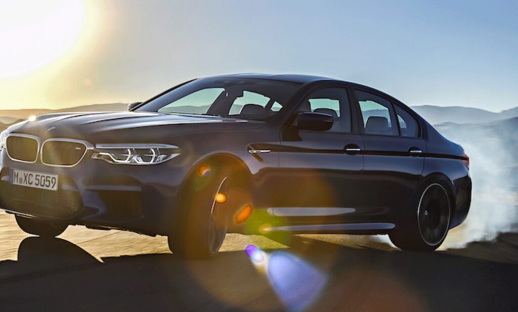 BMW M5 kör längs en väg (AI text)