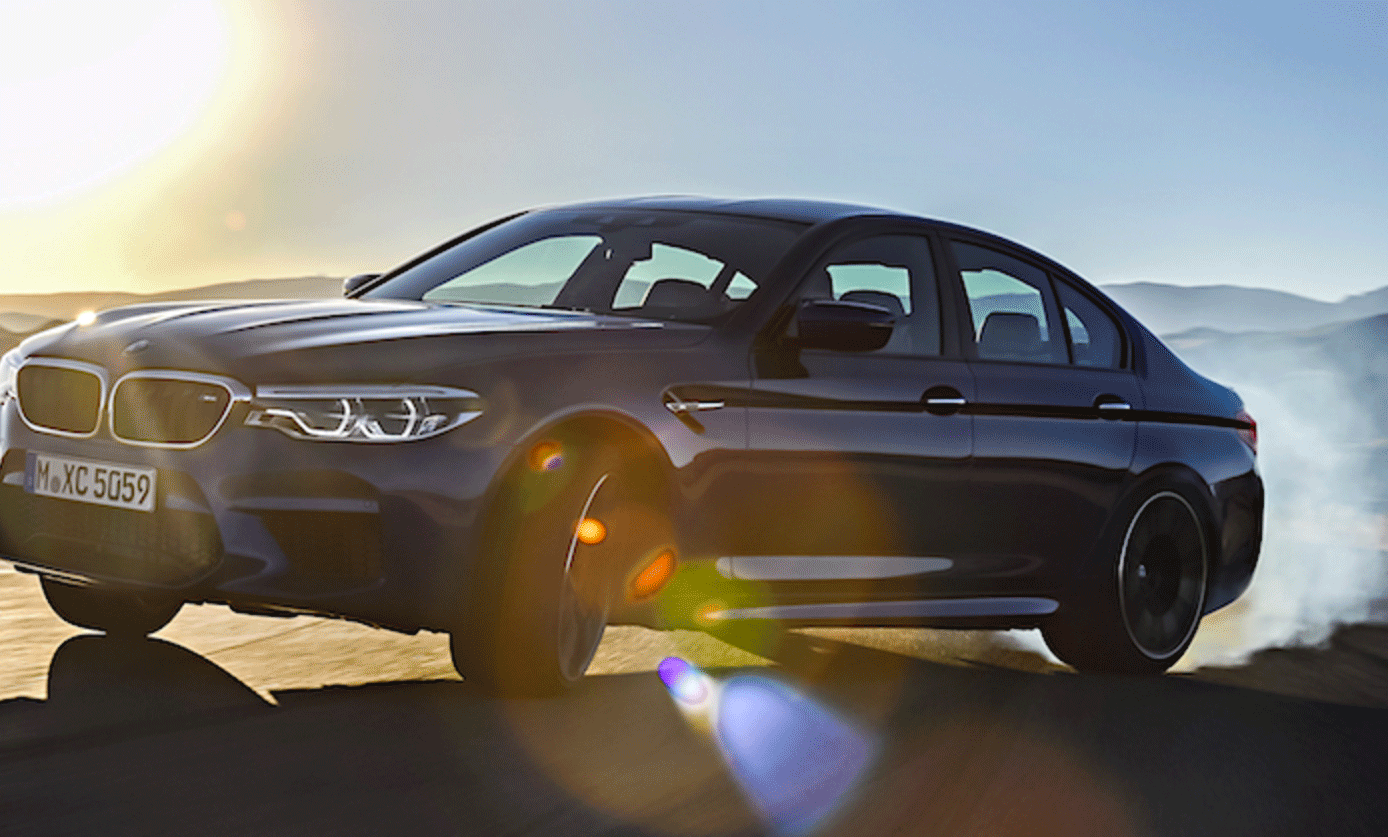 BMW M5 kör längs en väg (AI text)