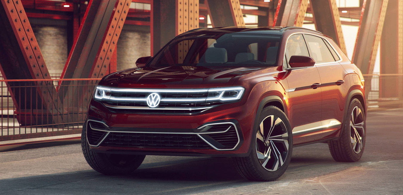 En röd Volkswagen Atlas-terrängbil parkerad på en bro. (AI text)