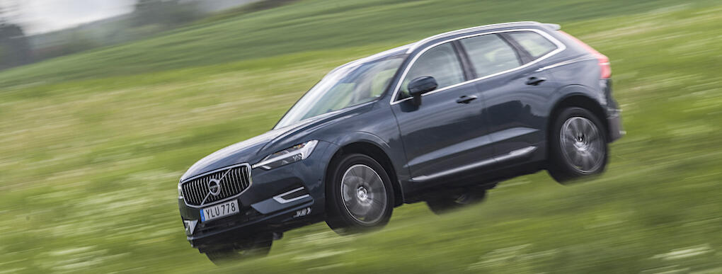 Volvo XC90-fordonet kör nerför en gräslämd backe. (AI text)