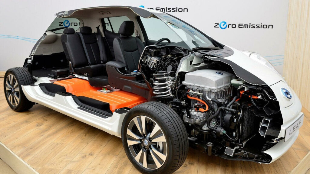 En bil visas upp på en bilmesse. (AI text)