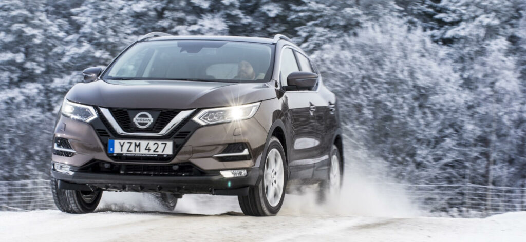 En Nissan Qashqai kör på snöiga vägar. (AI text)