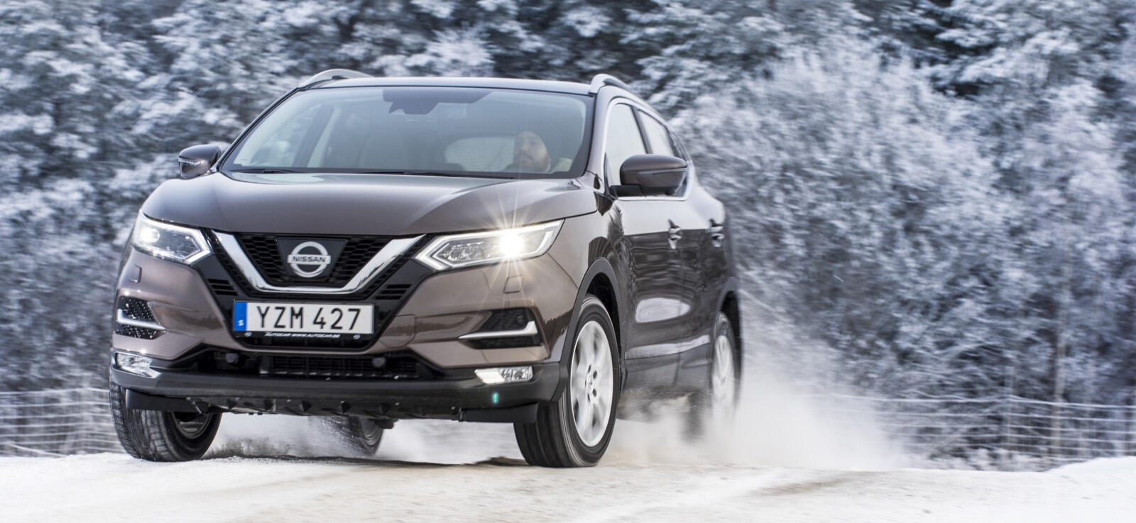 En Nissan Qashqai kör på snöiga vägar. (AI text)