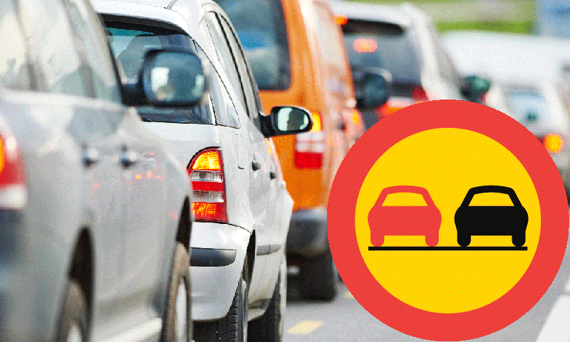 En bil står parkerad på en gata med ett tecken som säger "Inga parkeringsplatser" (AI text)