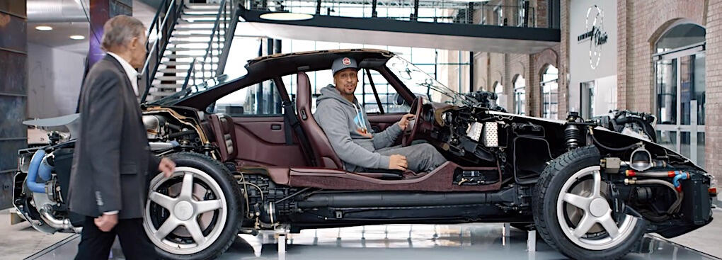 Hans Mezger är idag 88 år gammal och en levande Porsche-legend. Här tillsammans med Jean Pierre Kraemer.