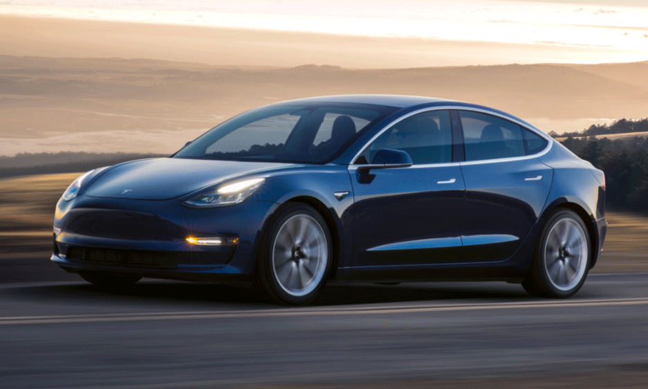 Tesla Model 3 kör på en bergväg (AI text)