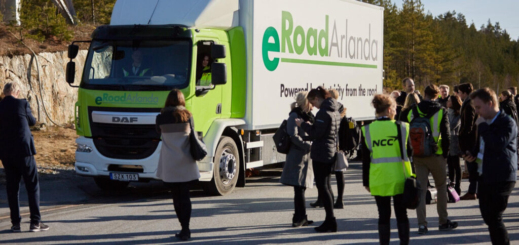 En svensk elväg invigdes i förra veckan norr om Stockholm. Nu ska den testas med en eldriven lastbil.