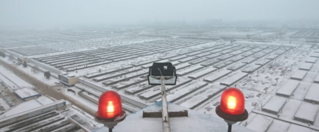 En bil står parkerad i en snöig parkeringsplats. (AI text)