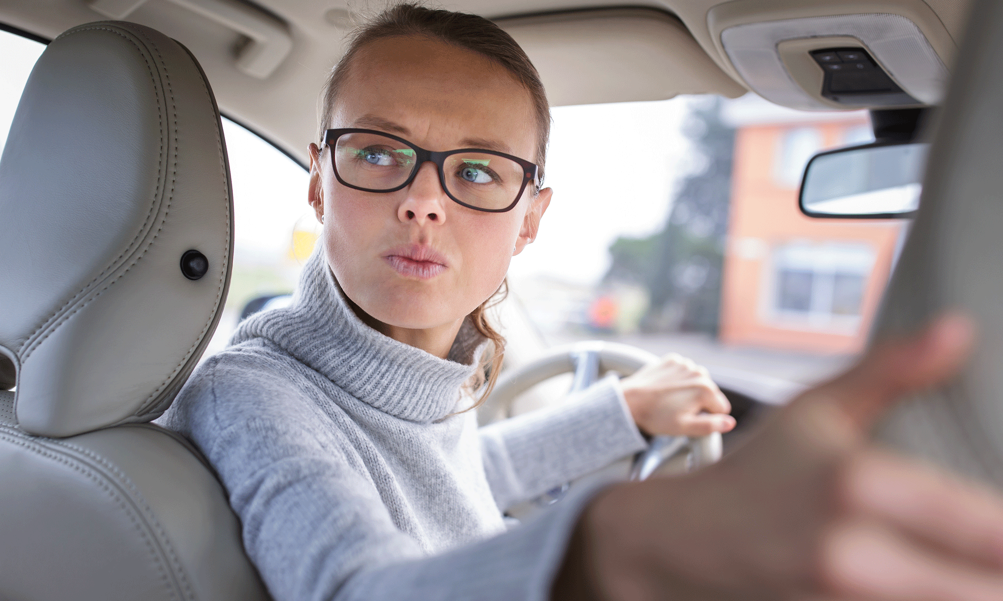 En kvinna kör en bil. (AI text)