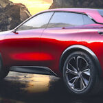 En röd SUV parkerad på en stenig strand. (AI text)