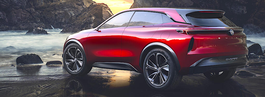 En röd SUV parkerad på en stenig strand. (AI text)