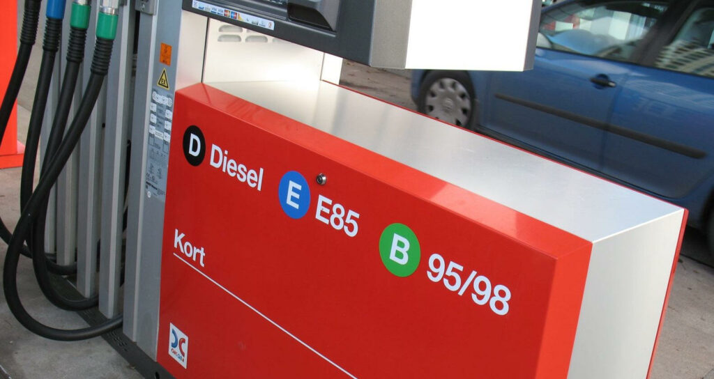 En bensinstation med en bil parkerad framför den (AI text)