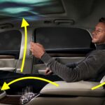 En man sitter i en bil med en projektor i baksätet. (AI text)