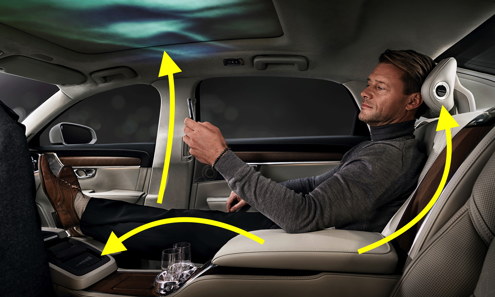 En man sitter i en bil med en projektor i baksätet. (AI text)